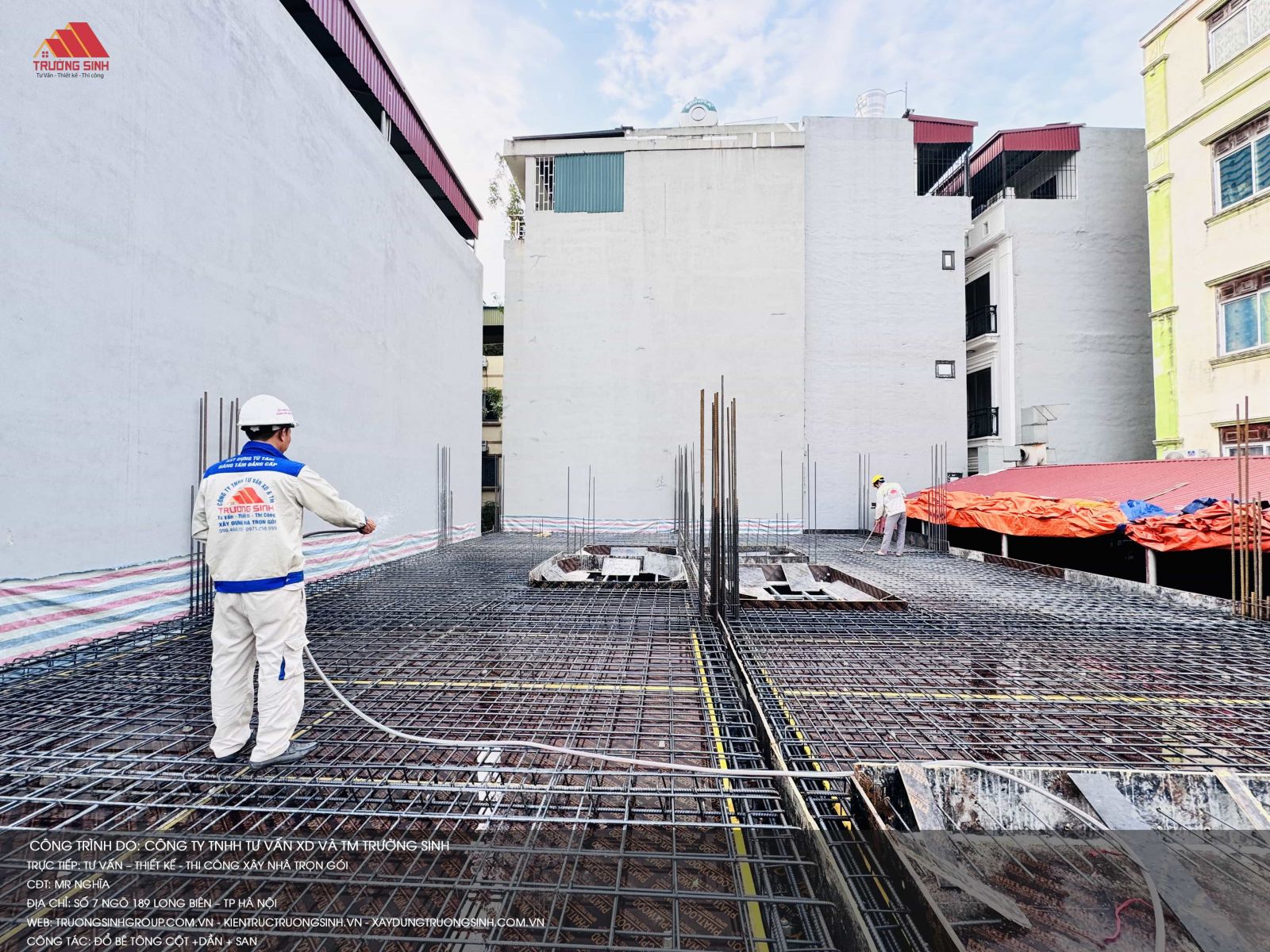 Trường Sinh tiến hành tưới rửa sàn – công đoạn cuối cùng trước khi đổ bê tông