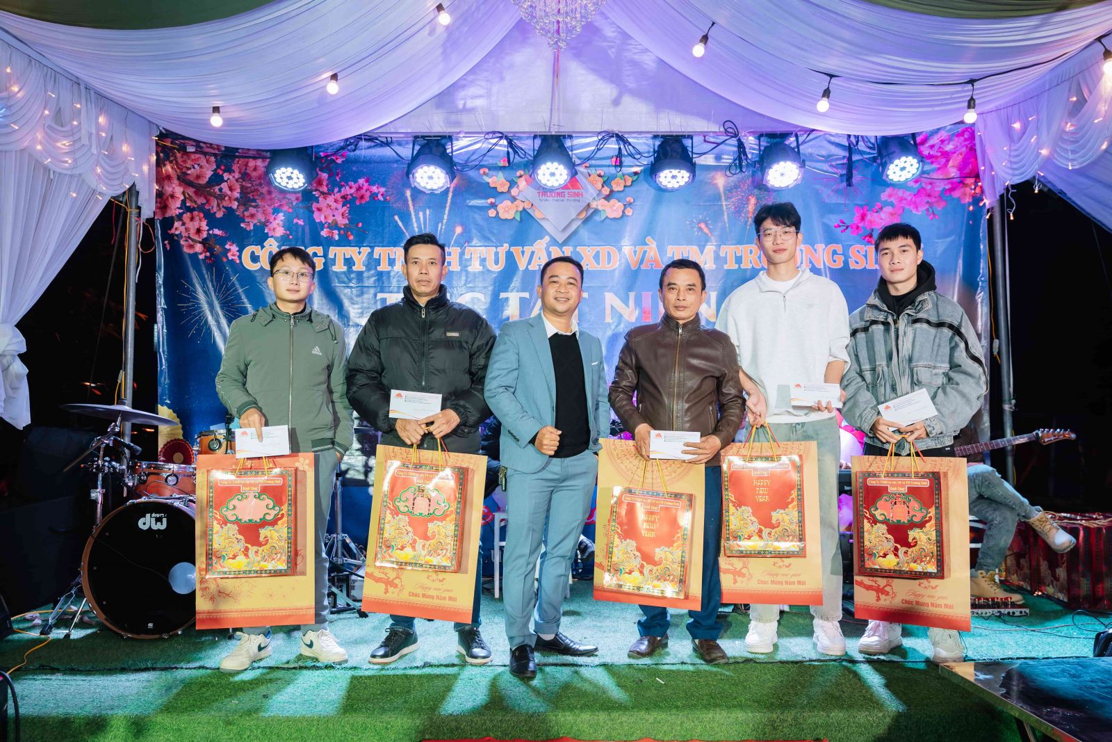 Trao quà tri ân cho cán bộ nhân viên