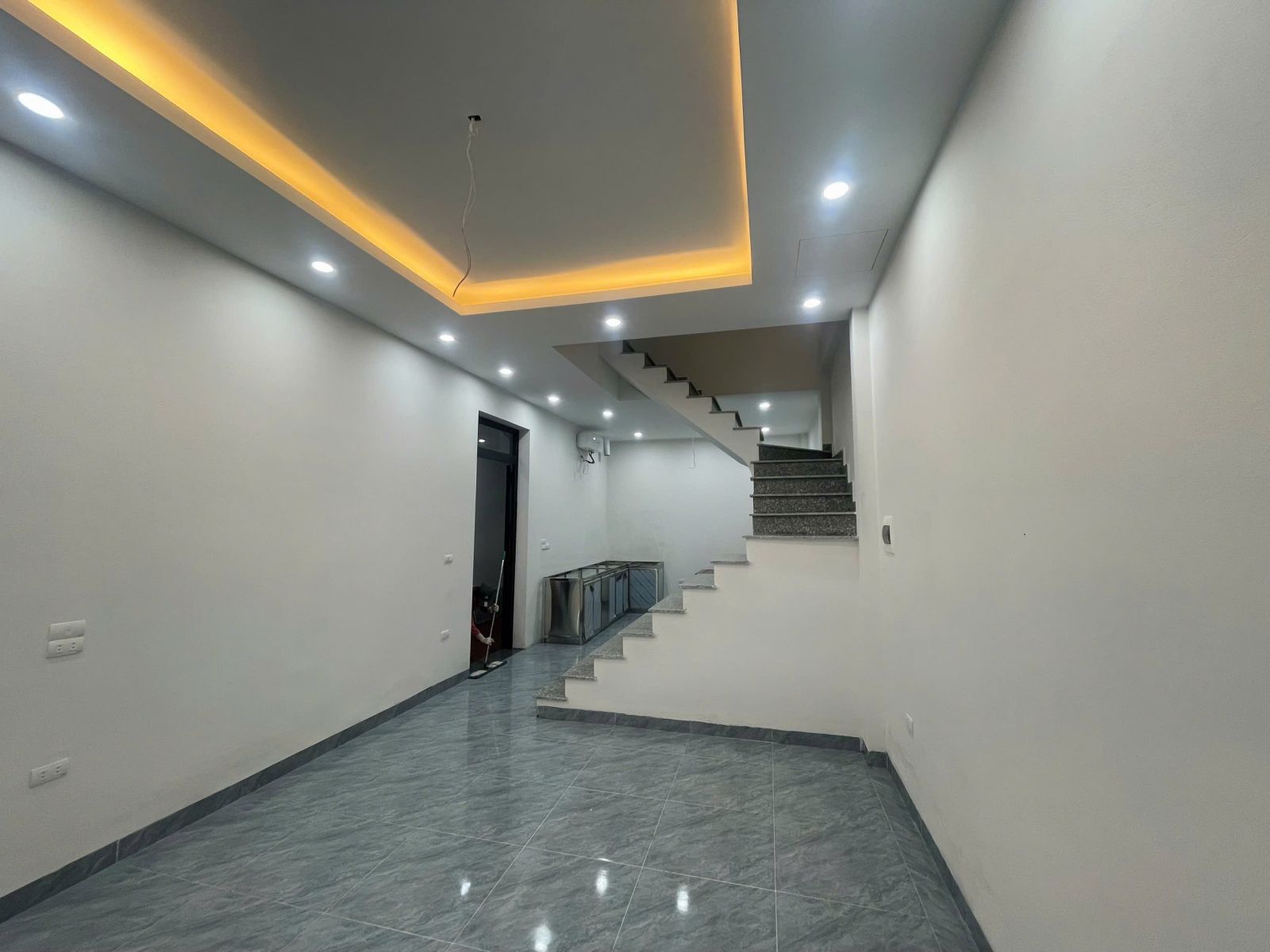 Hoàn thiện bên trong ngôi nhà