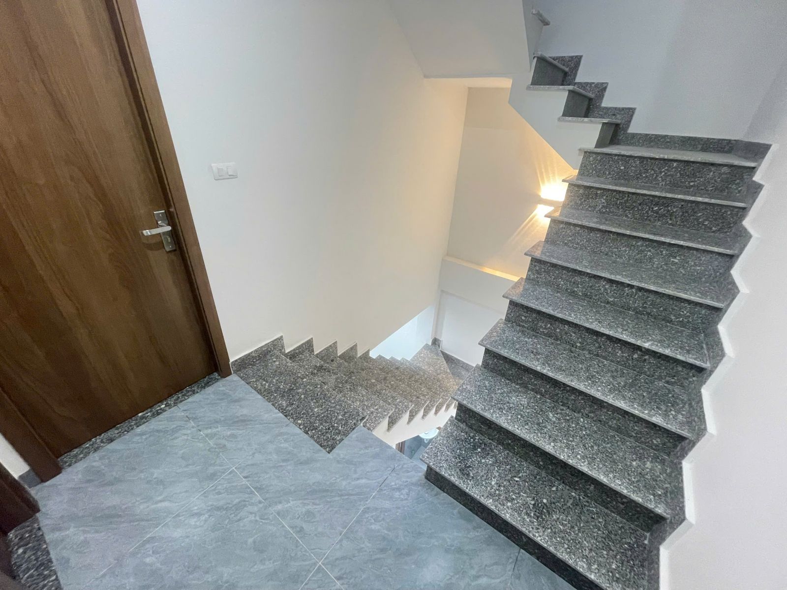 Lắp cửa thông phòng và khu vệ sinh