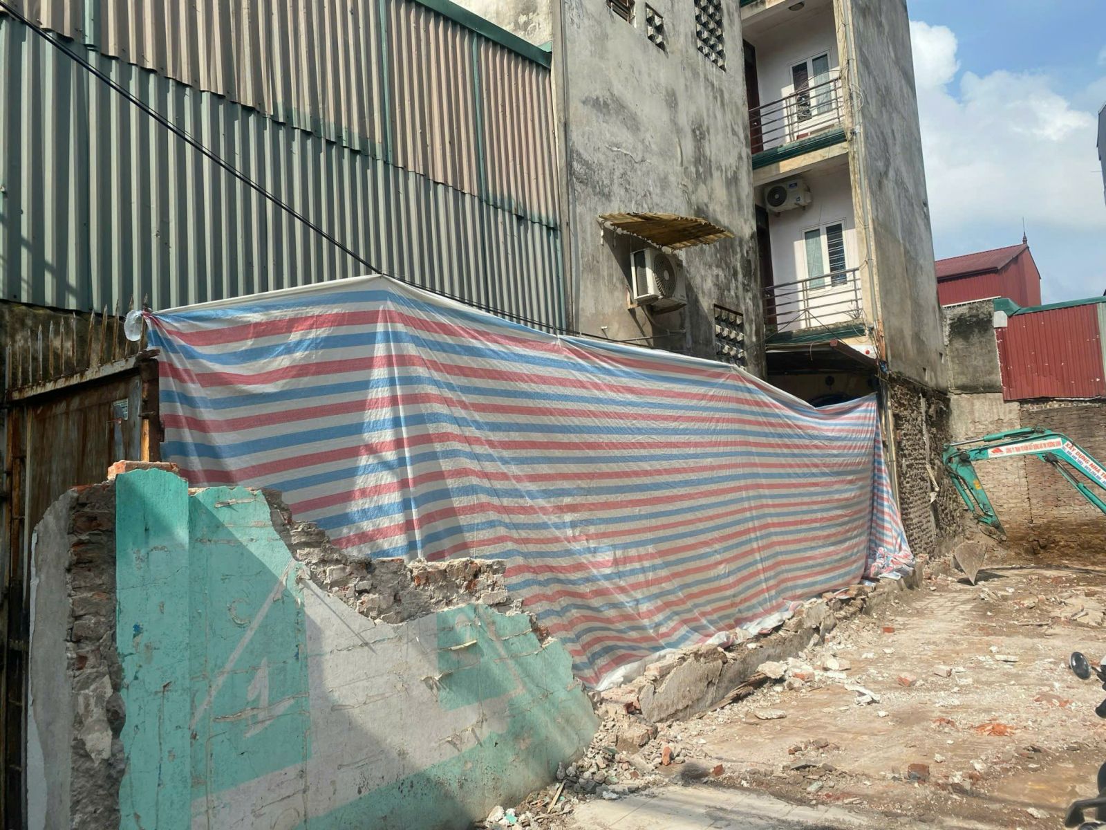 Phá dỡ nhà Tân Khai