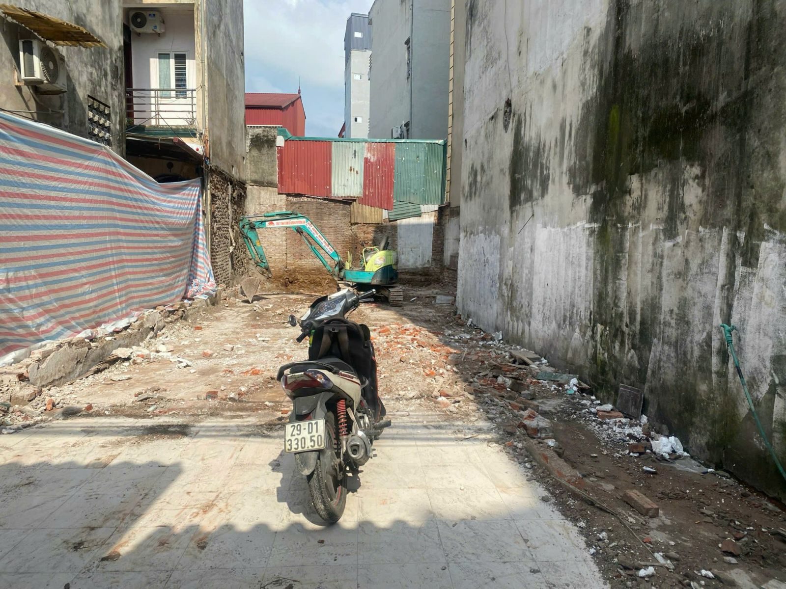 Quá trình phá dỡ nhà cũ