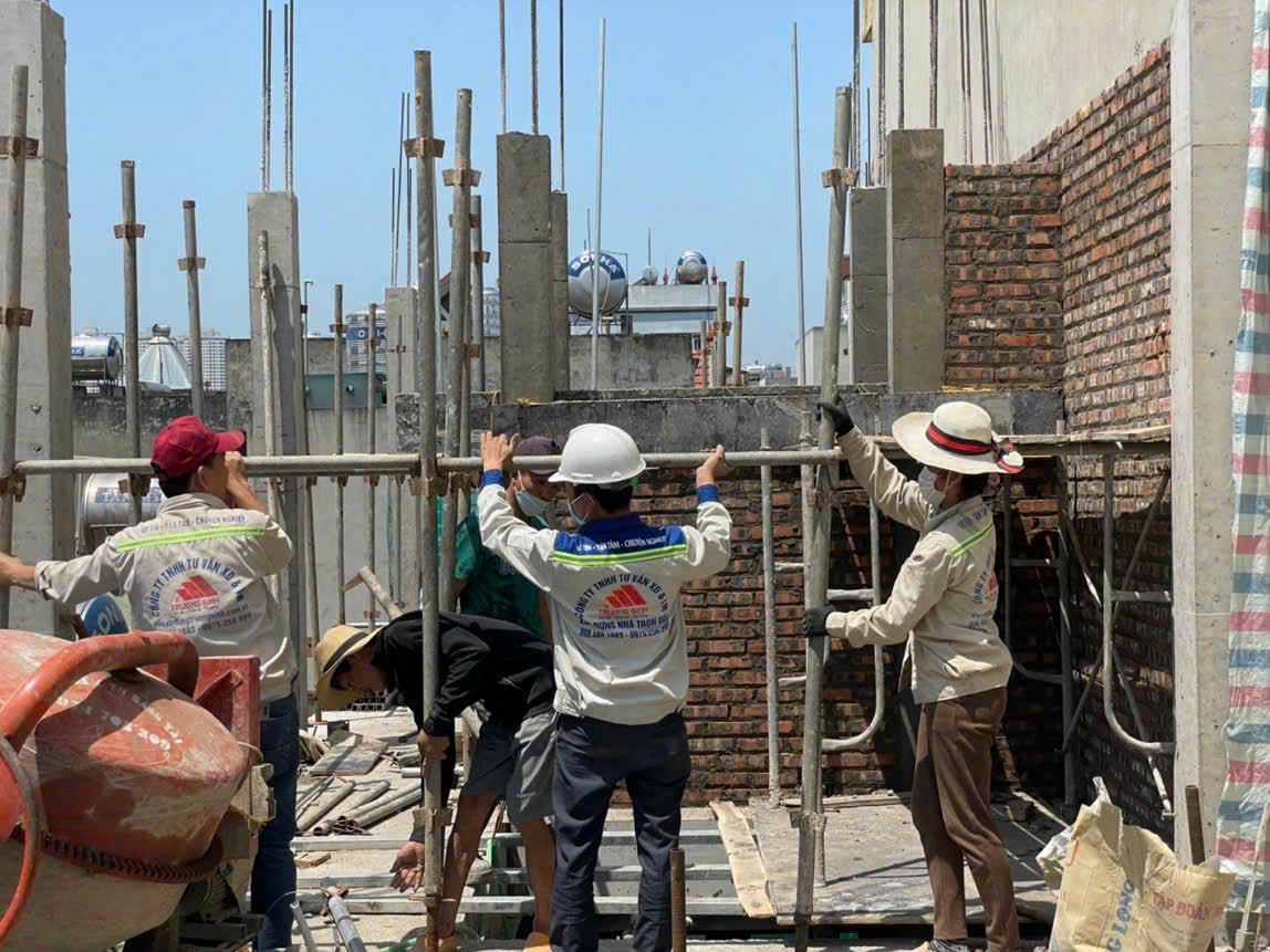 chuẩn  bị  giàn giáo cho công  đoạn xây thô