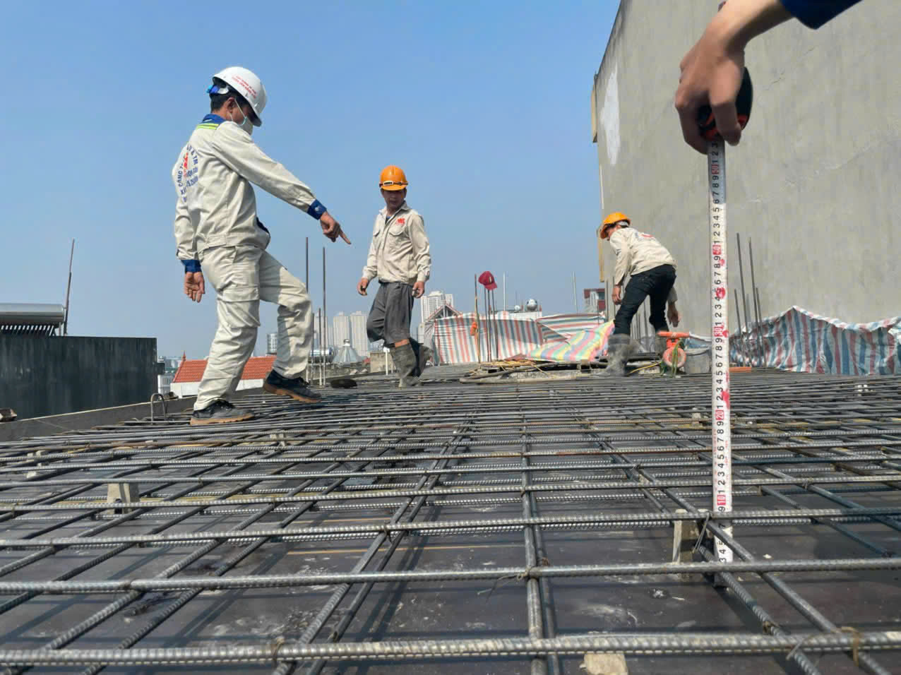 công  tác  đan sắt chuẩn bị  đổ bê tông