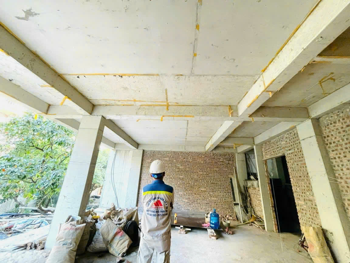 Công tác dỡ trần sau khi bê tông đạt cường độ