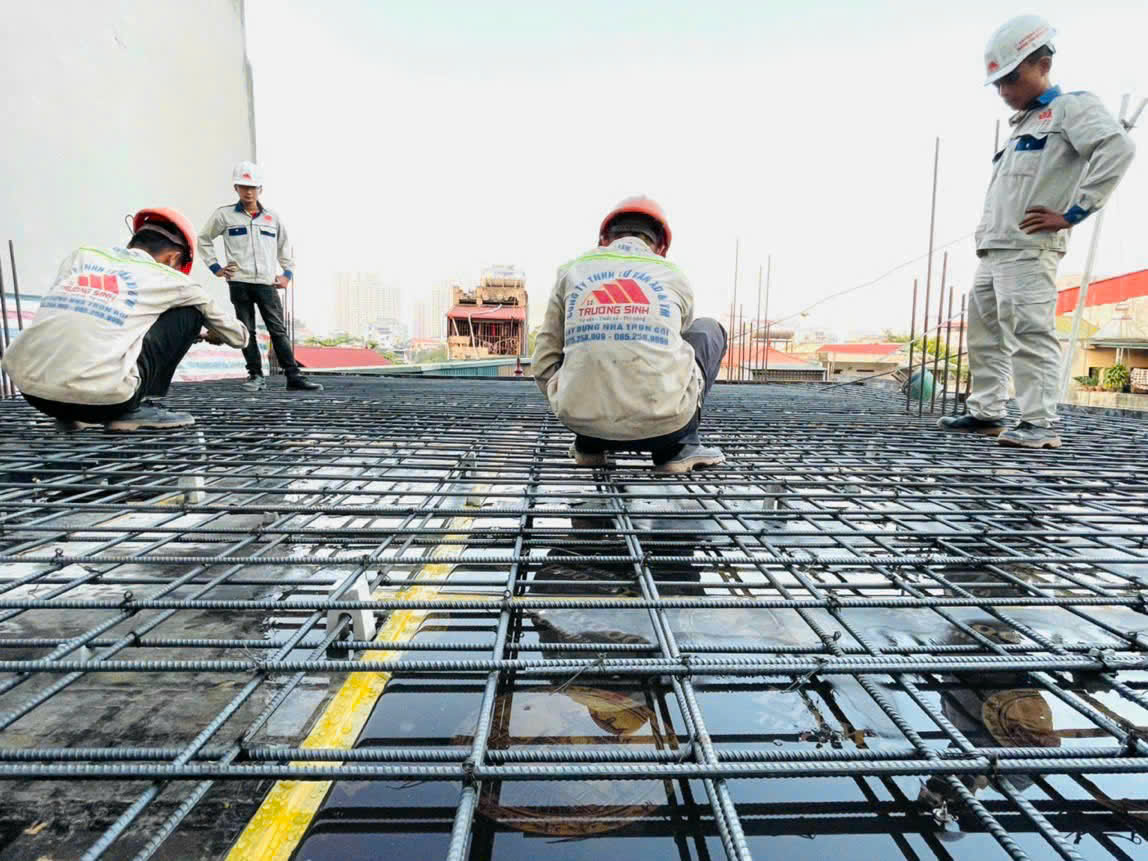 Công đoạn đan sắt thép trước khi đổ bê tông