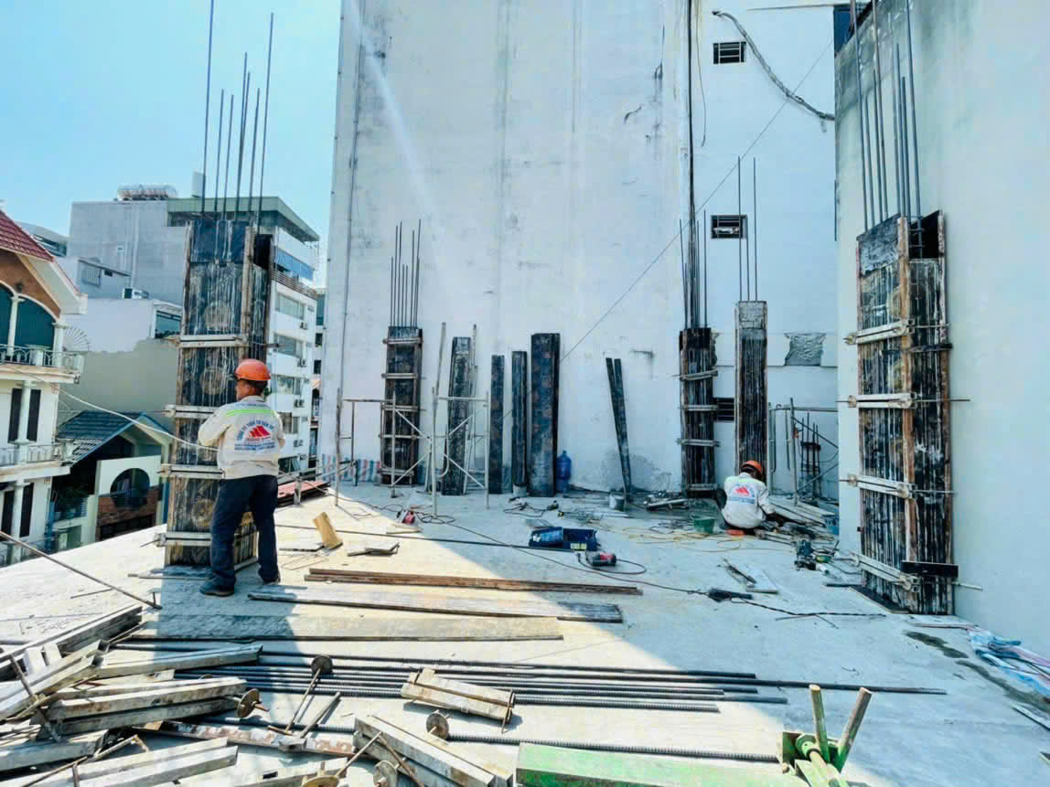 Đổ bê tông cột nhà